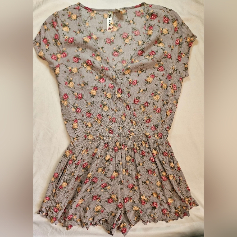Mimi Chica Juniors Gray And Floral Shprt Sleeve V-neck Short Romper Size Large